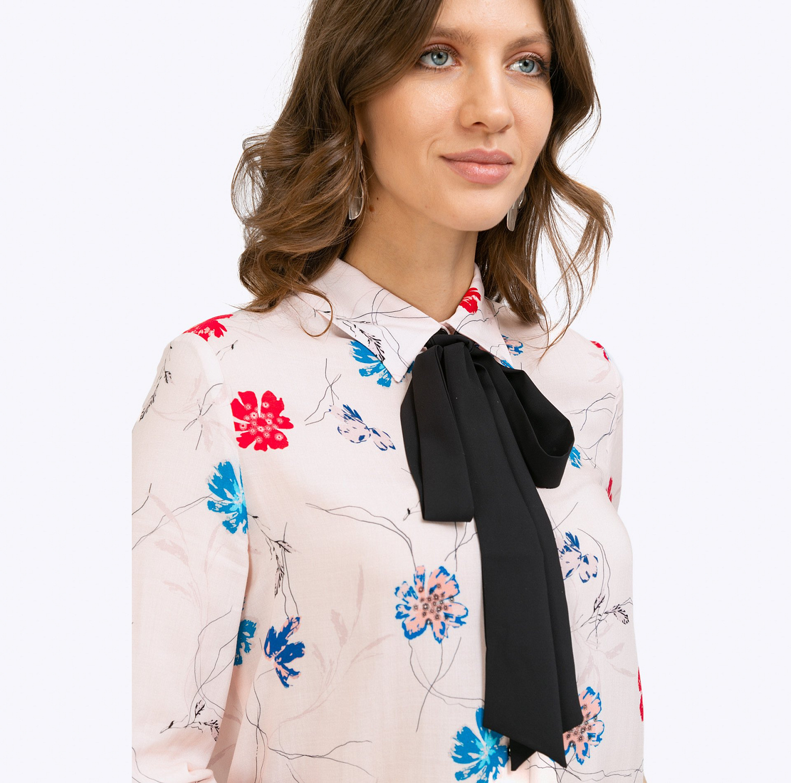 Блузка с бантом и цветочным принтом